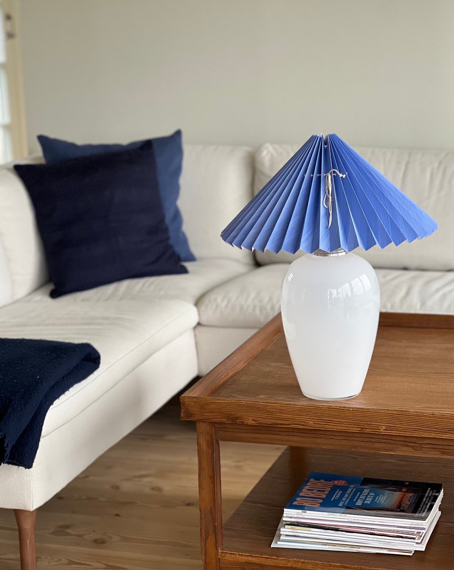Anne Sofie – Hvid Lampe & Marineblå Lampeskærm