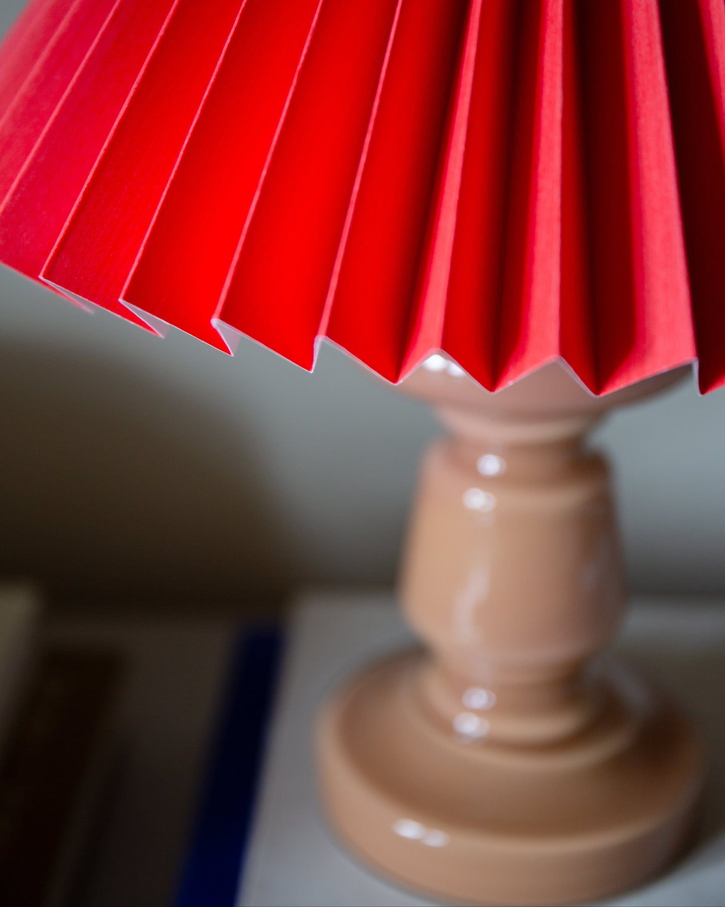 Petro 3 – Cappuccino Lampe & Rød Lampeskærm