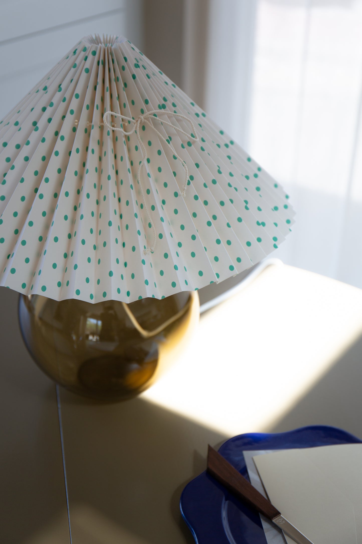 Julia – Røgfarvet Lampe & Beige med Grønprikket Lampeskærm