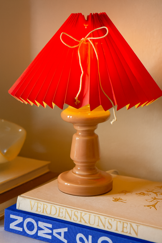 Petro 3 – Cappuccino Lampe & Rød Lampeskærm