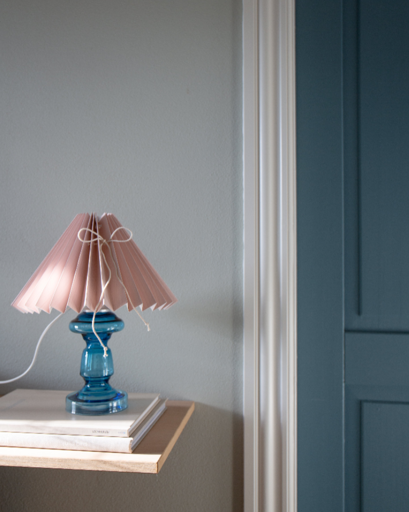 Petro 3 – Himmelblå Lampe & Støvrosa Lampeskærm