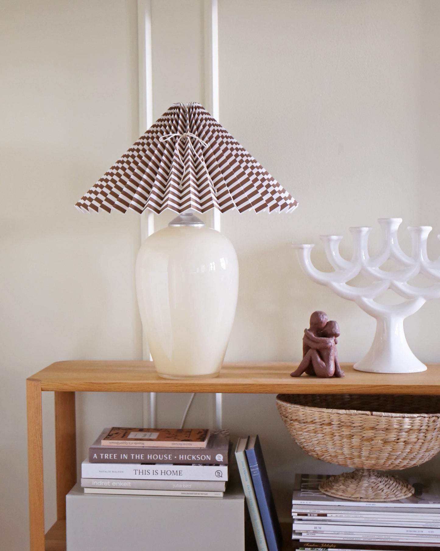 Lampe Anne Sofie – Beige Lampe & Brunestribet Lampeskærm