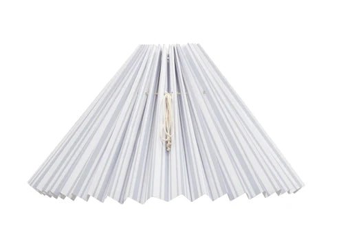 Lampe Anne Sofie Hvid & Lampeskærm - Hvid med Støvblå Dobbelt Striber - Pink Rose