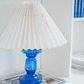 koboltblå glaslampe med hvid lampeskærm