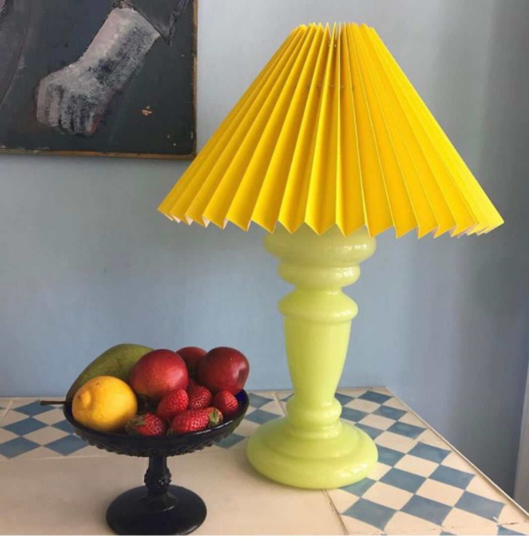 Lysegrøn glaslampe med gul lampeskærm