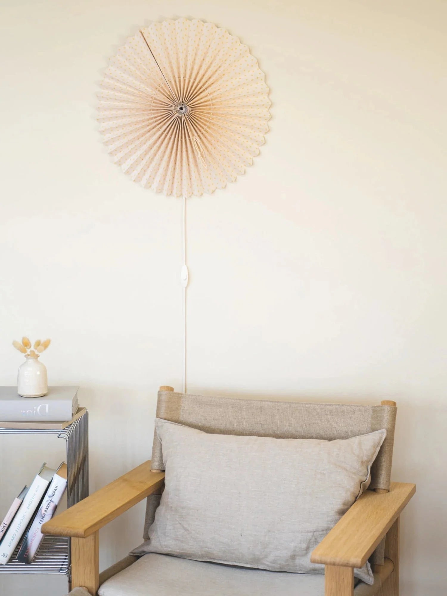 Håndlavede plisserede lampeskærme med prikker fra København – unikke designs i kvalitetspapir. - Pink Rose