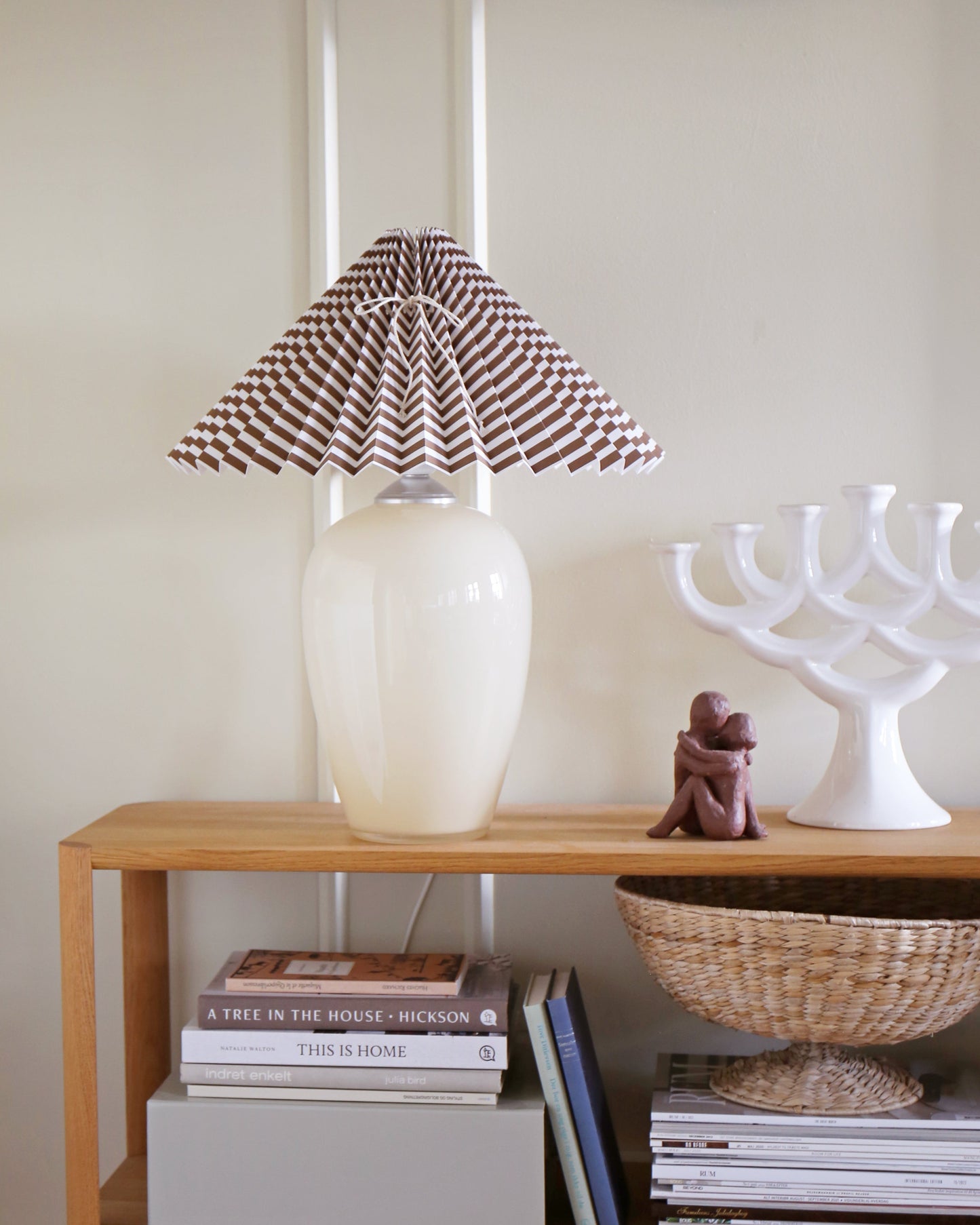 Lampe Anne Sofie – Beige Lampe & Brunestribet Lampeskærm