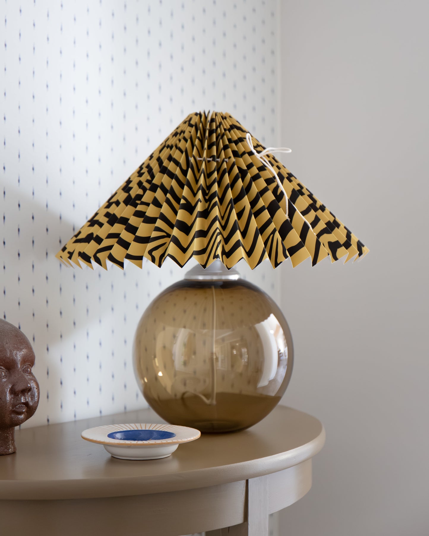 Lampe Julia – Røgfarvet Lampe & Zebra Lampeskærm Gul