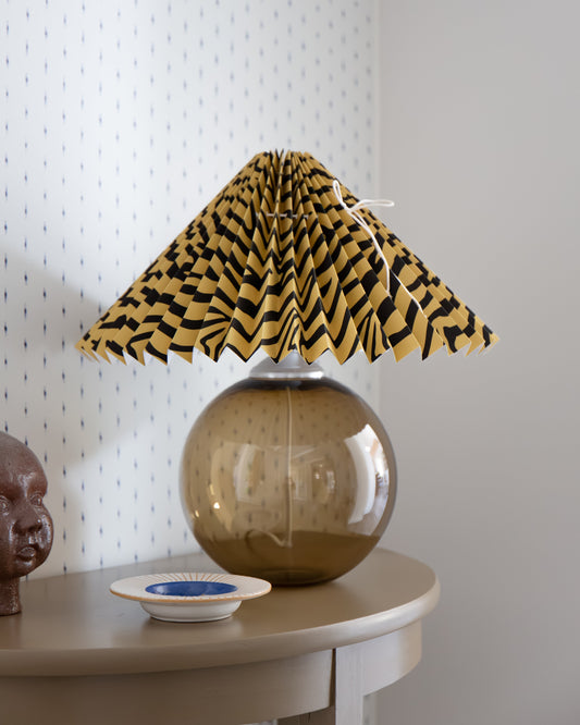 Lampe Julia – Røgfarvet Lampe & Zebra Lampeskærm Gul