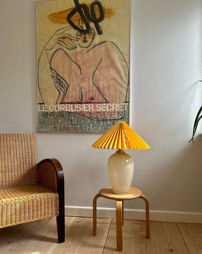 Lampe Anne Sofie – Beige Lampe & Okkerfarvet Lampeskærm