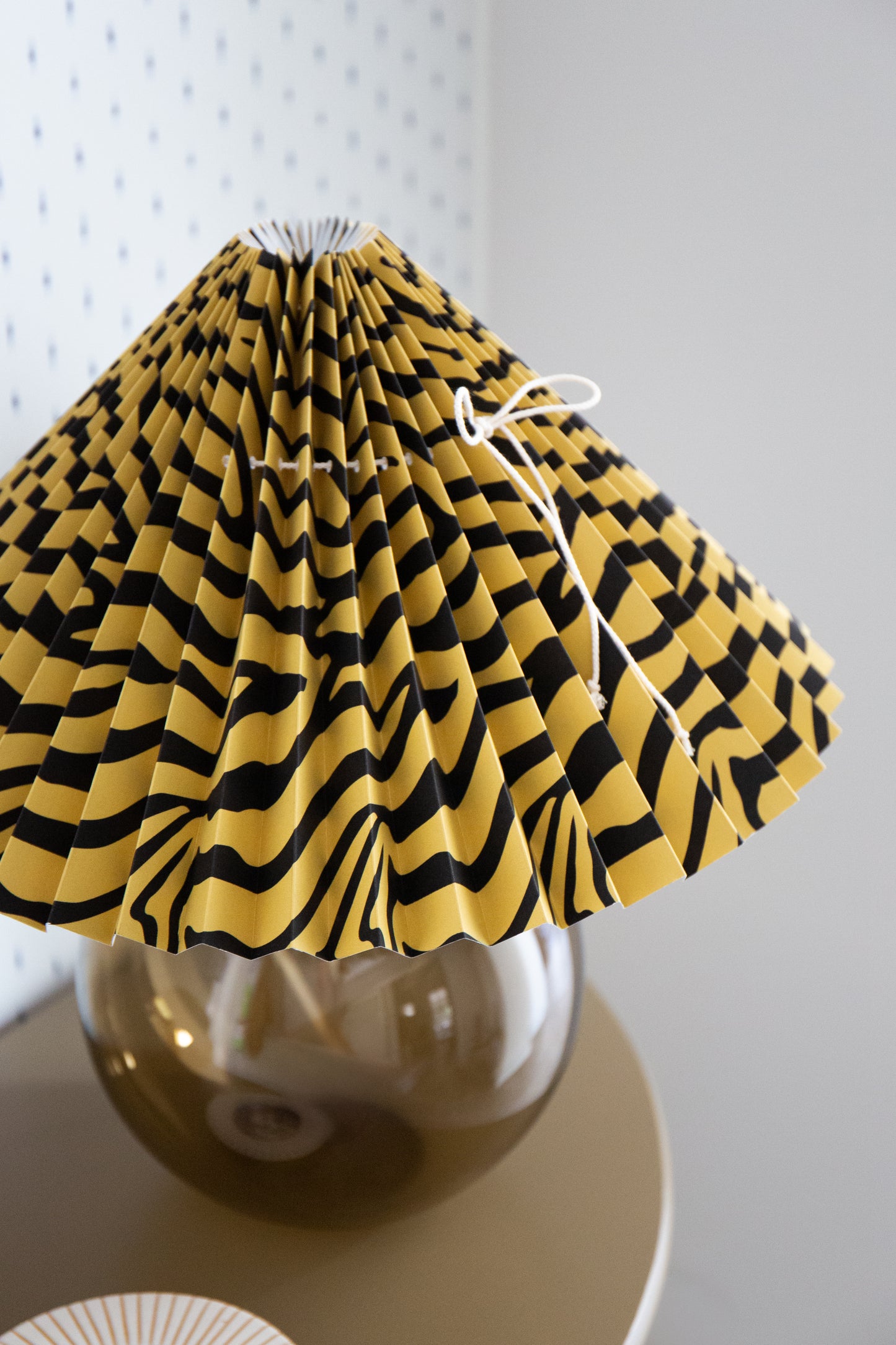 Lampe Julia – Røgfarvet Lampe & Zebra Lampeskærm Gul