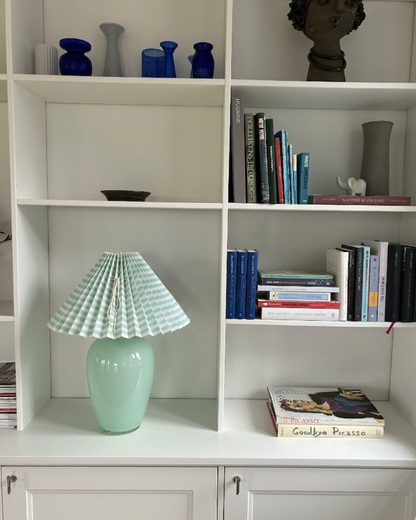 Anne Sofie i mintgrøn med skærm med vandrette mintgrønne striber – mundblæst bordlampe fra Pink Rose