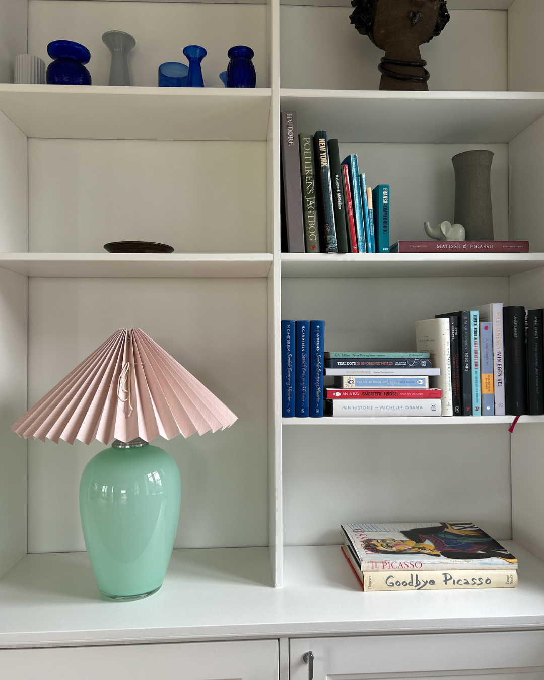 Anne Sofie i mintgrøn med støvrosa skærm – mundblæst bordlampe fra Pink Rose