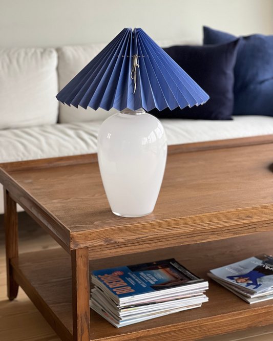 Hvid med marineblå skærm