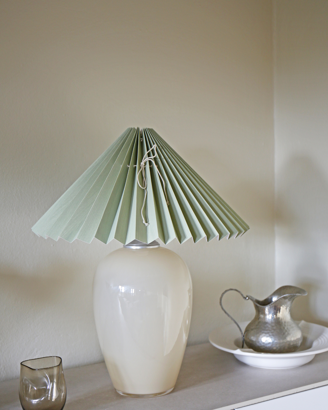 Anne Sofie i beige med støvgrøn skærm