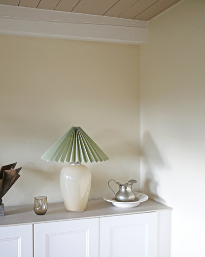 Anne Sofie i beige med støvgrøn skærm