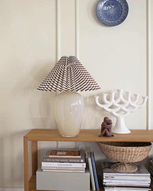 Beige med skærm med vandrette brune striber