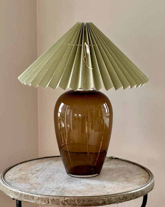 Røgfarvet med støvgrøn skærm