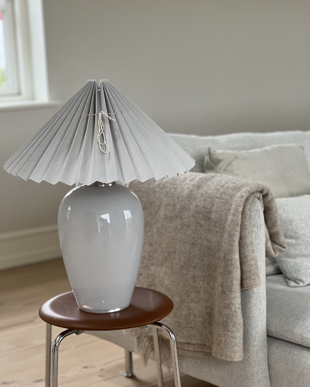 Anne Sofie i lysegrå med lysegrå skærm – mundblæst bordlampe fra Pink Rose