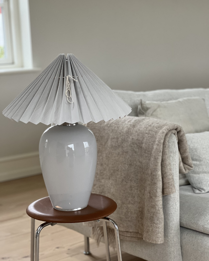 Anne Sofie i lysegrå med lysegrå skærm – mundblæst bordlampe fra Pink Rose