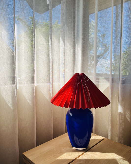 Koboltblå med rød skærm