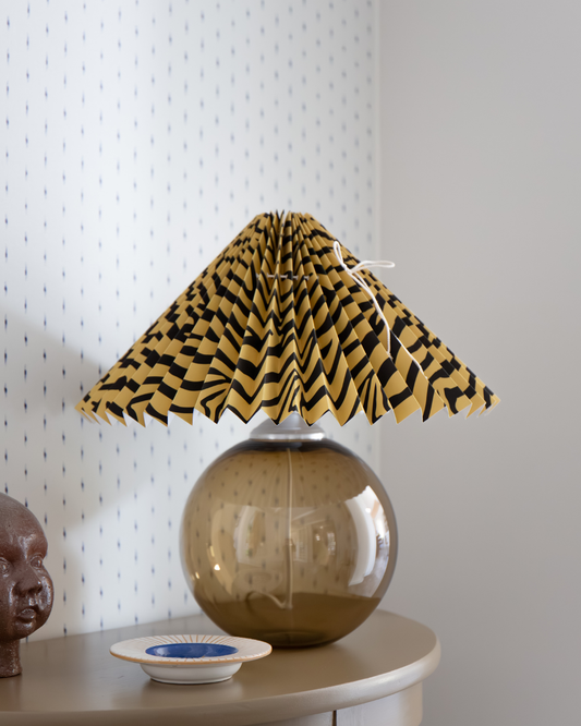 Julia i røgfarvet med zebra skærm i gul/sort – mundblæst bordlampe fra Pink Rose