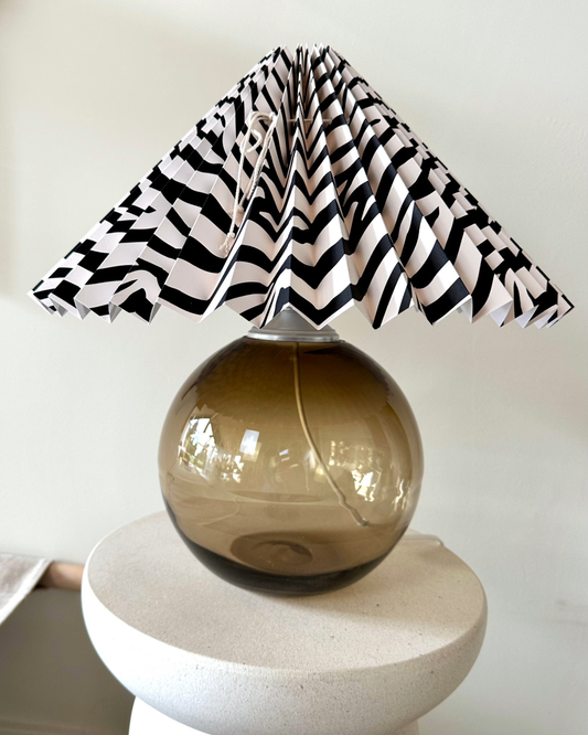 Julia i røgfarvet med zebra skærm i sort/hvid – mundblæst bordlampe fra Pink Rose