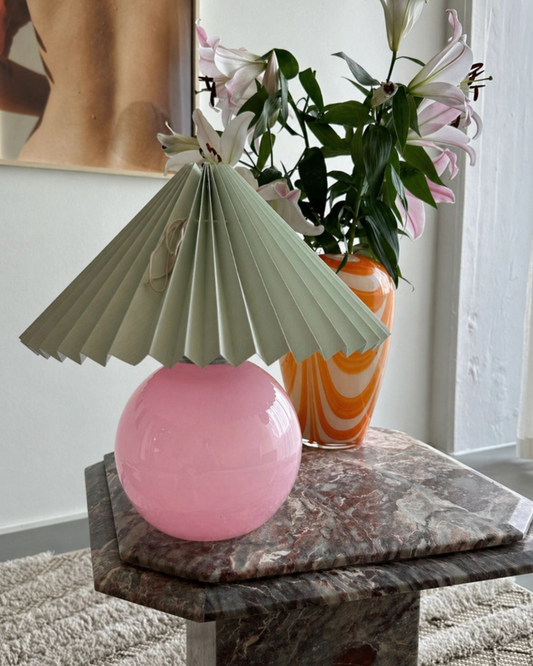 Julia i rosa med mintgrøn skærm – mundblæst bordlampe fra Pink Rose