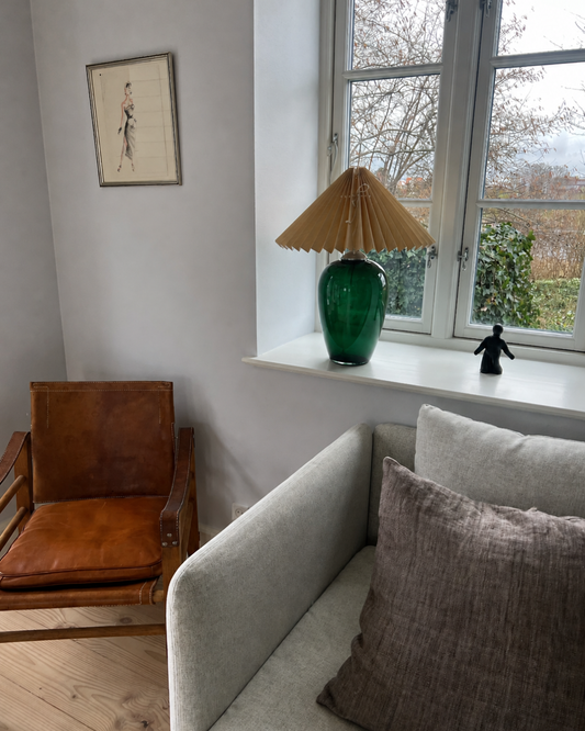 Anne Sofie i flaskegrøn med coral skærm – mundblæst bordlampe fra Pink Rose