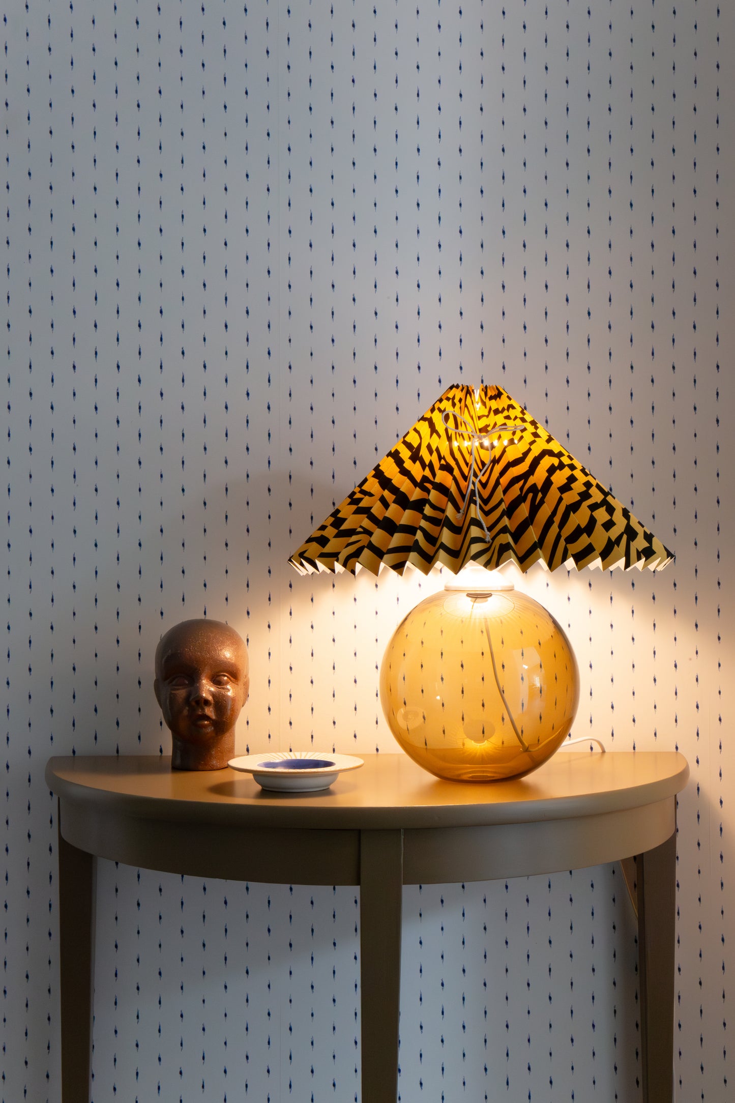 Lampe Julia – Røgfarvet Lampe & Zebra Lampeskærm Gul