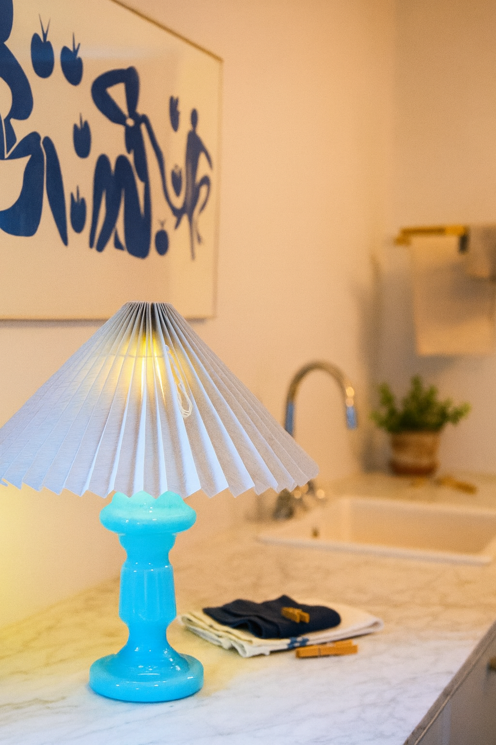 Lampe Petro 1 – Lyseblå Lampe & Lysegrå Lampeskærm