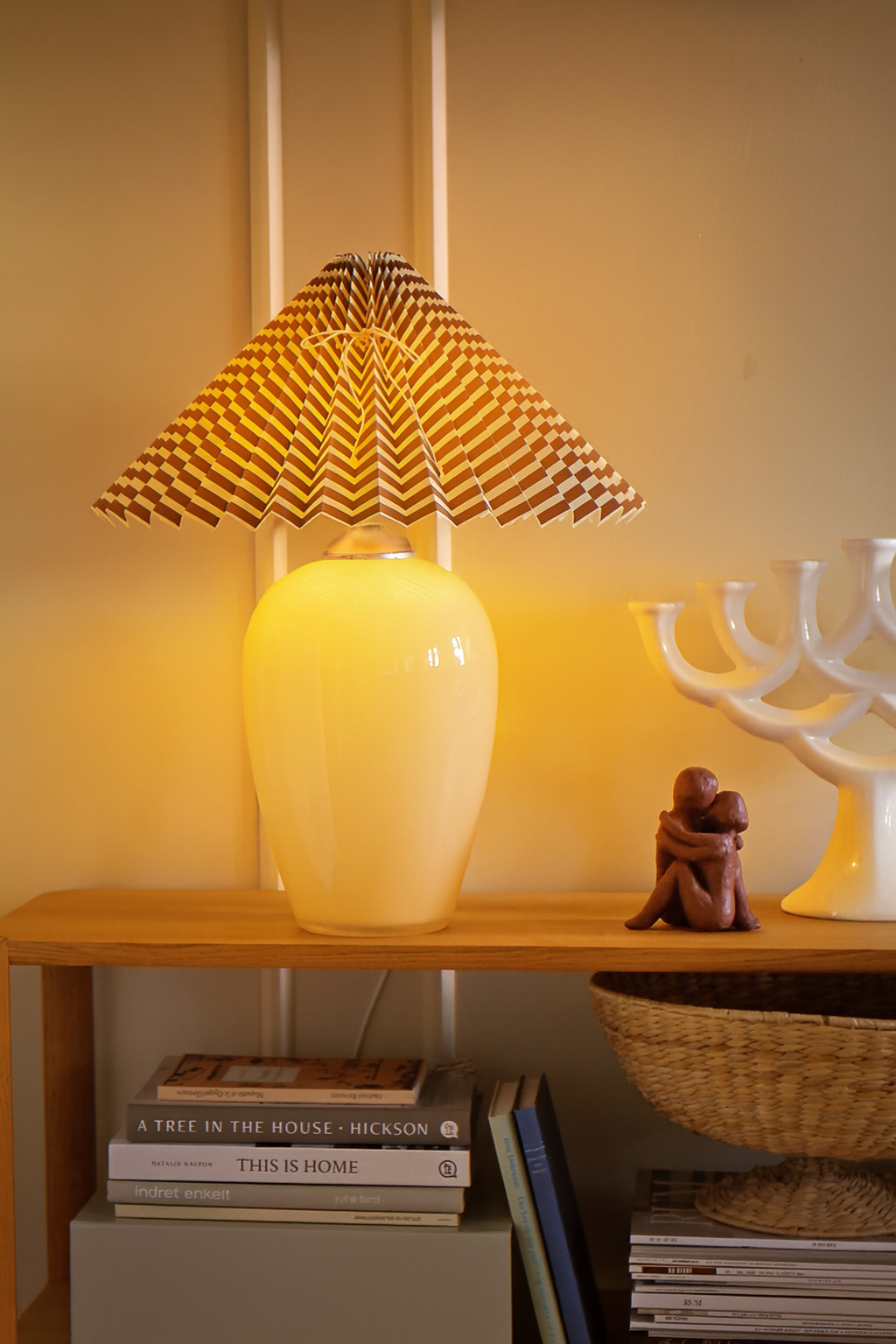 Lampe Anne Sofie – Beige Lampe & Brunestribet Lampeskærm