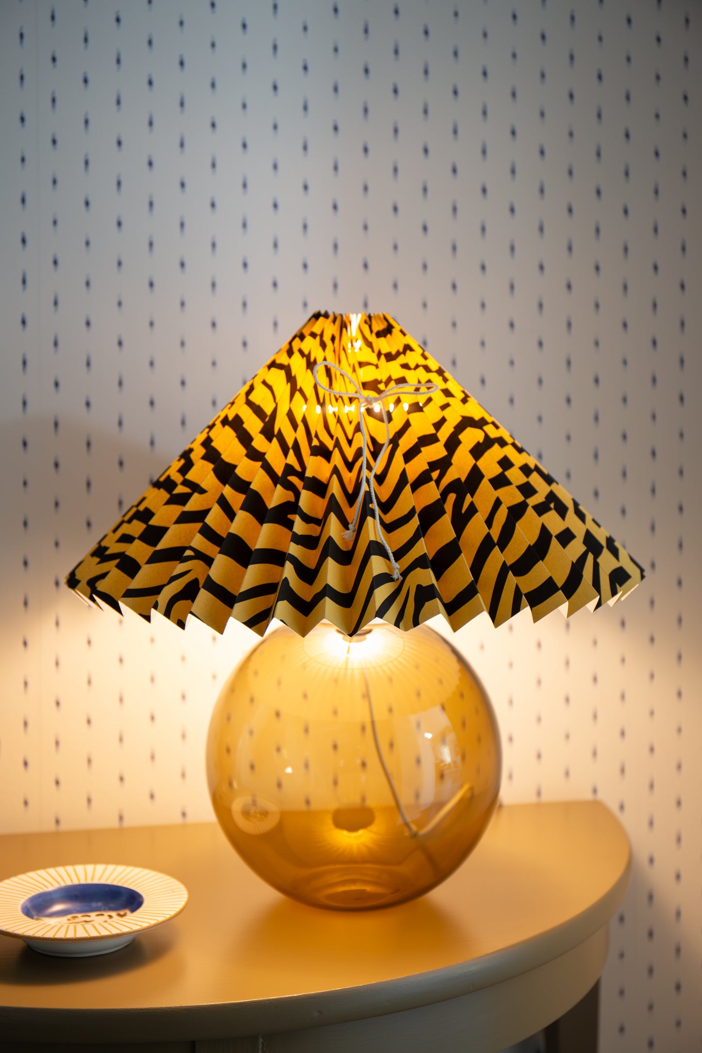 Lampe Julia – Røgfarvet Lampe & Zebra Lampeskærm Gul