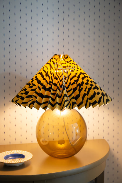 Lampe Julia – Røgfarvet Lampe & Zebra Lampeskærm Gul