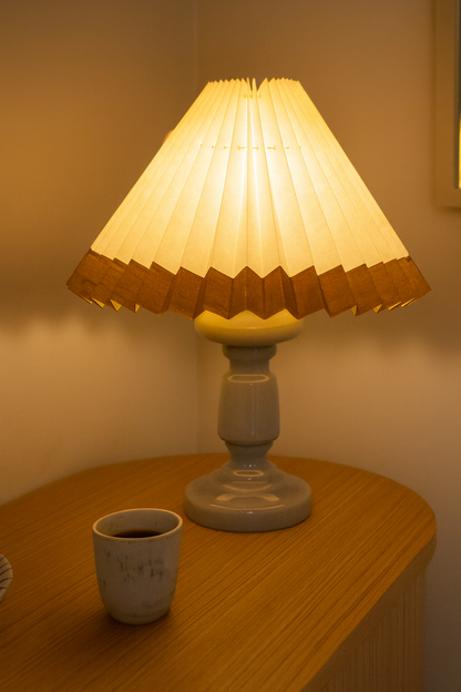 Lampe Petro 1 – Lysegrå Lampe & Brunkantet Lampeskærm