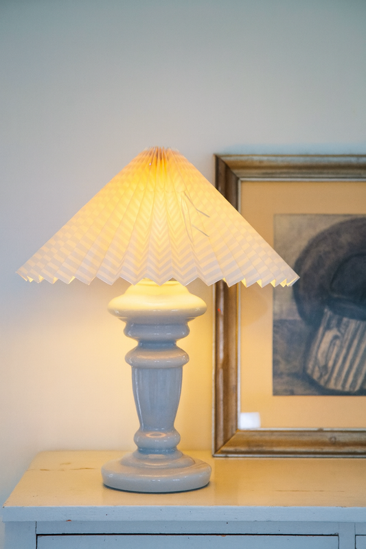 Lampe Oliver – Lysegrå Lampe & Lysegrå Stribet Lampeskærm