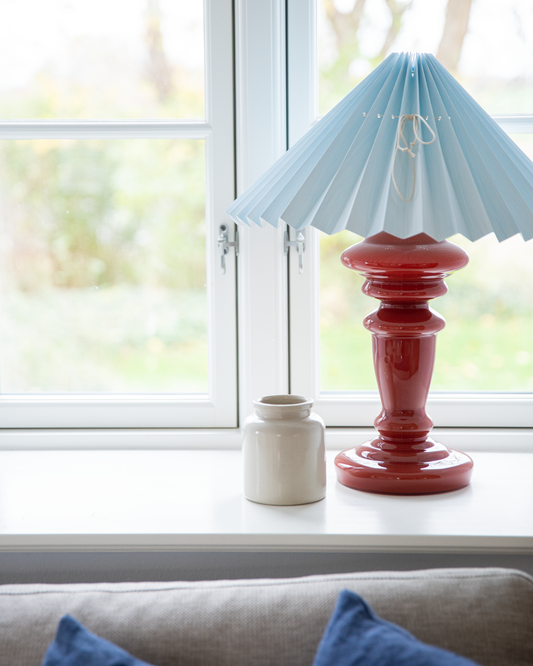 Oliver i antikrød med lyseblå skærm – mundblæst bordlampe fra Pink Rose