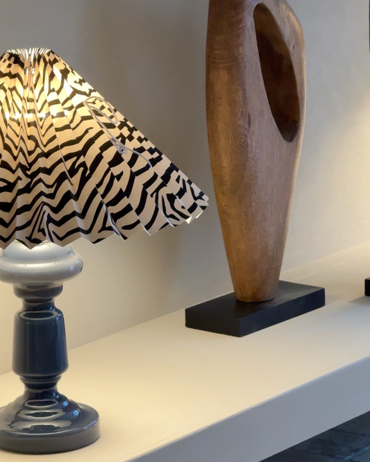 Petro 1 i elefantgrå med hvid/sort zebraskærm – mundblæst bordlampe med plisseret skærm fra Pink Rose