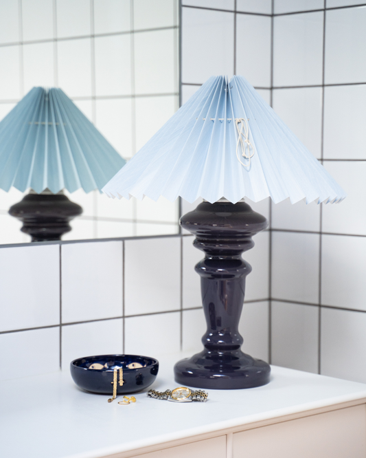 Oliver i elefantgrå med lyseblå skærm – mundblæst bordlampe fra Pink Rose