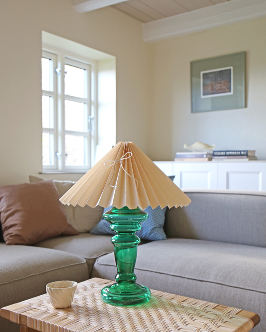 Oliver i flaskegrøn med coral skærm – mundblæst bordlampe fra Pink Rose