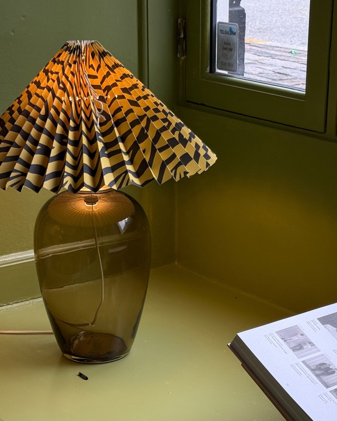 Anne Sofie bordlampe i røgfarvet mundblæst glas med plisseret zebraskærm i gul/sort