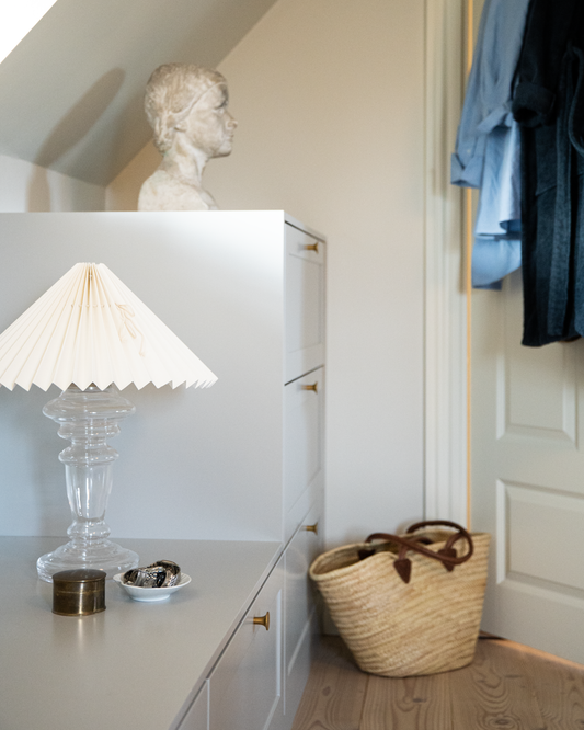 Oliver i klar transparent med beige skærm – mundblæst bordlampe fra Pink Rose