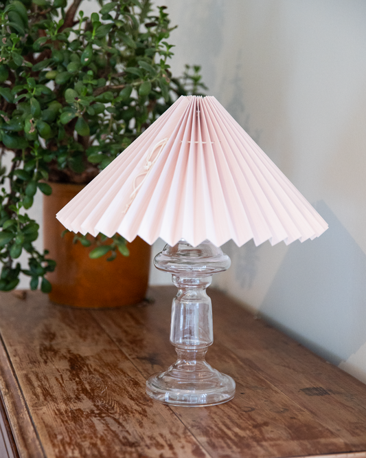 Petro 1 i klar transparent med rosa skærm – mundblæst bordlampe fra Pink Rose