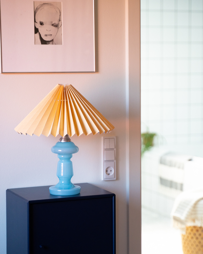 Petro 2 i lyseblå med coral skærm – mundblæst bordlampe fra Pink Rose