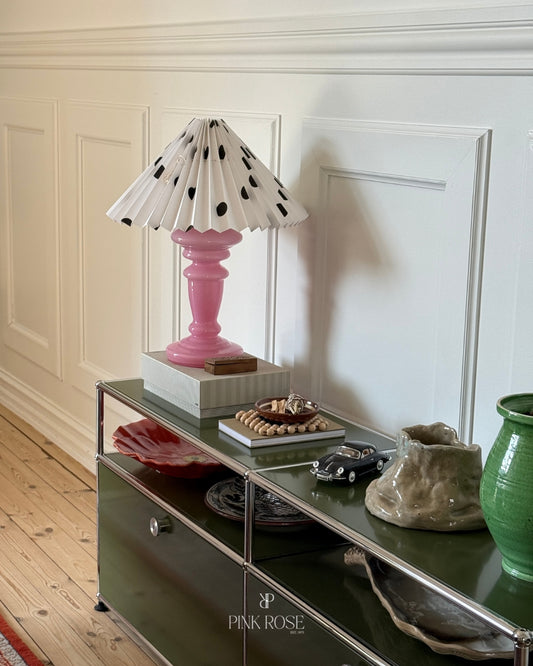 Oliver i rosa med skærm med sorte dots – mundblæst bordlampe fra Pink Rose