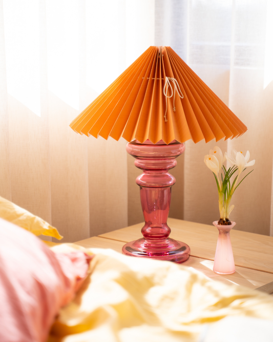 Petro 3 i rød transparent med tegl skærm – mundblæst bordlampe fra Pink Rose