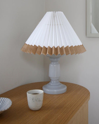 Lampe Petro 1 – Lysegrå Lampe & Brunkantet Lampeskærm