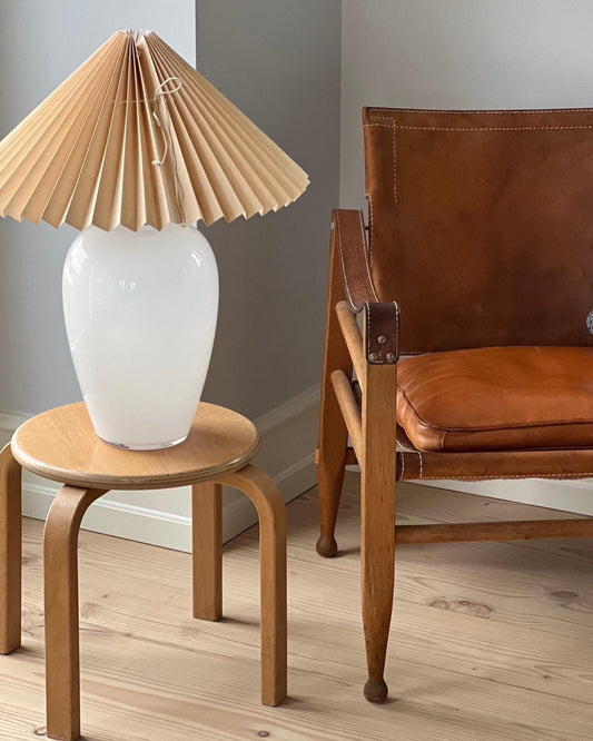 Lampe Anne Sofie – Hvid Lampe & Ferskenfarvet Lampeskærm