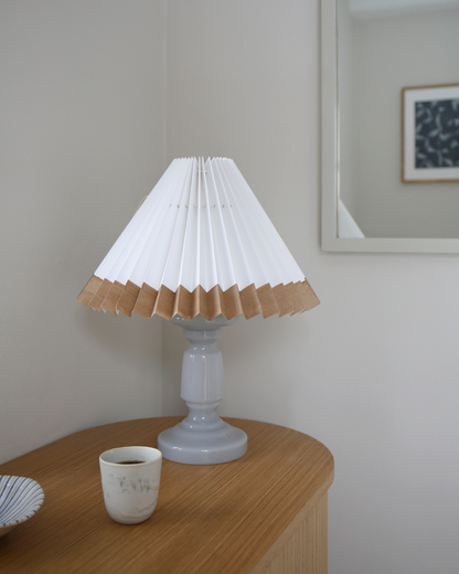 Petro 1 i lysegrå med skærm med brun kant – mundblæst bordlampe fra Pink Rose