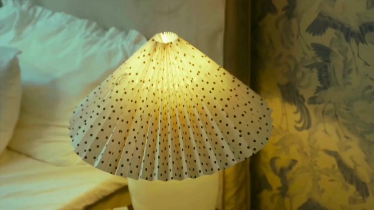 Tændt lampe med prikket plisseret skærm